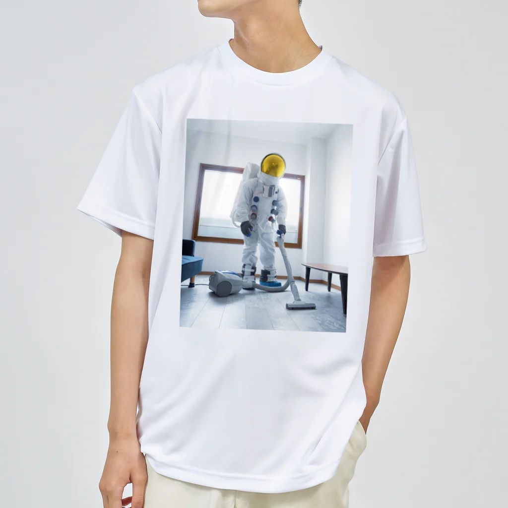 宇宙飛行士の日常の掃除機をかける宇宙飛行士 ドライTシャツ