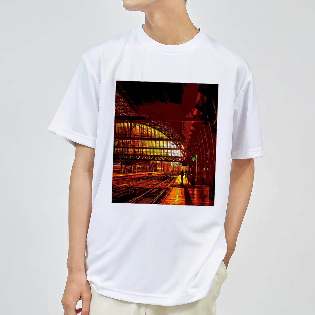 GALLERY misutawoの夕焼けに染まる駅舎 Dry T-Shirt