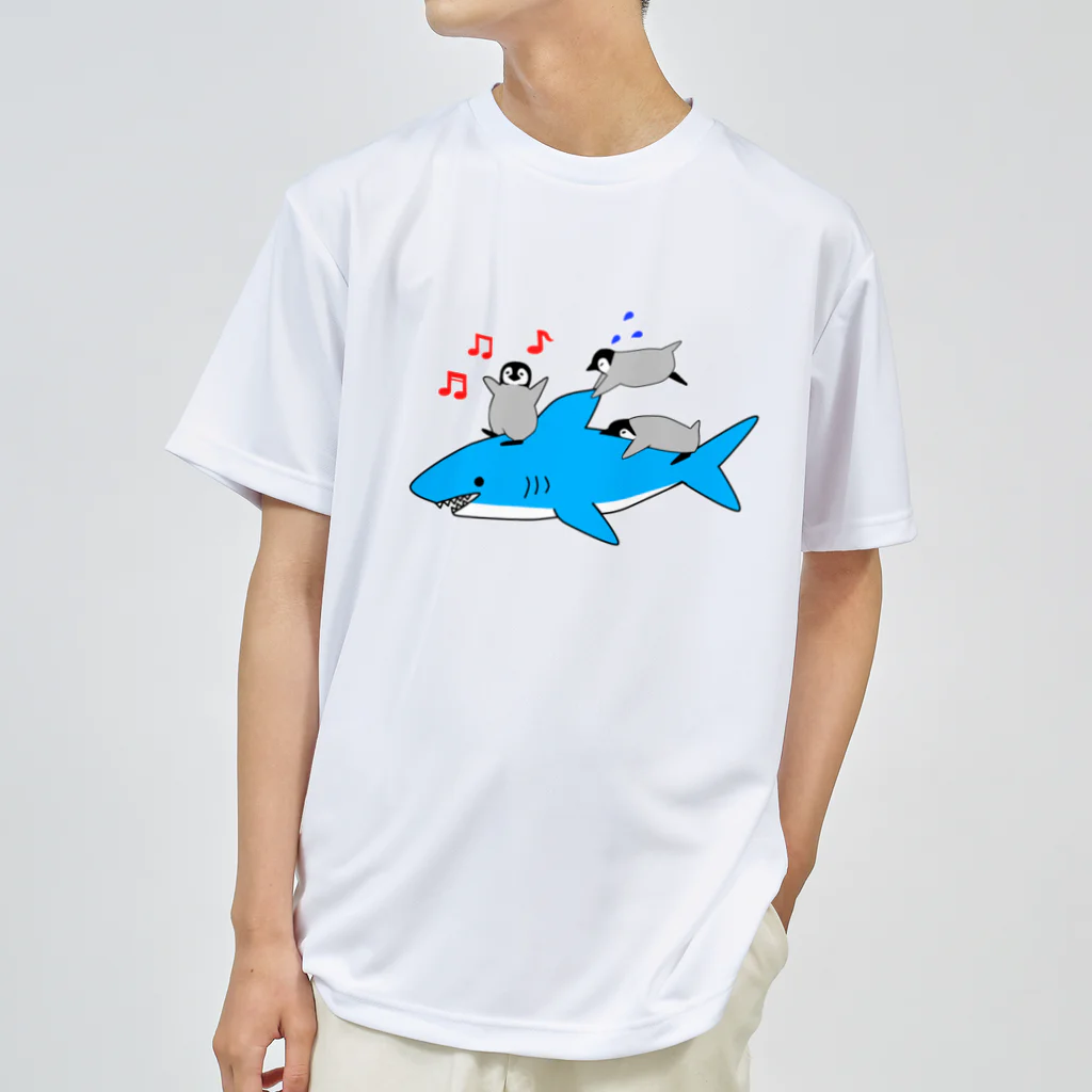 PGcafe-ペンギンカフェ-のサメと戯れるペンギンズ ドライTシャツ