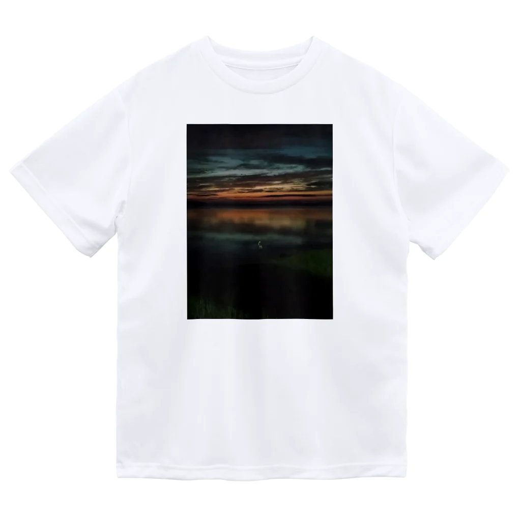 lostの暮れなずむ白鳥 Dry T-Shirt