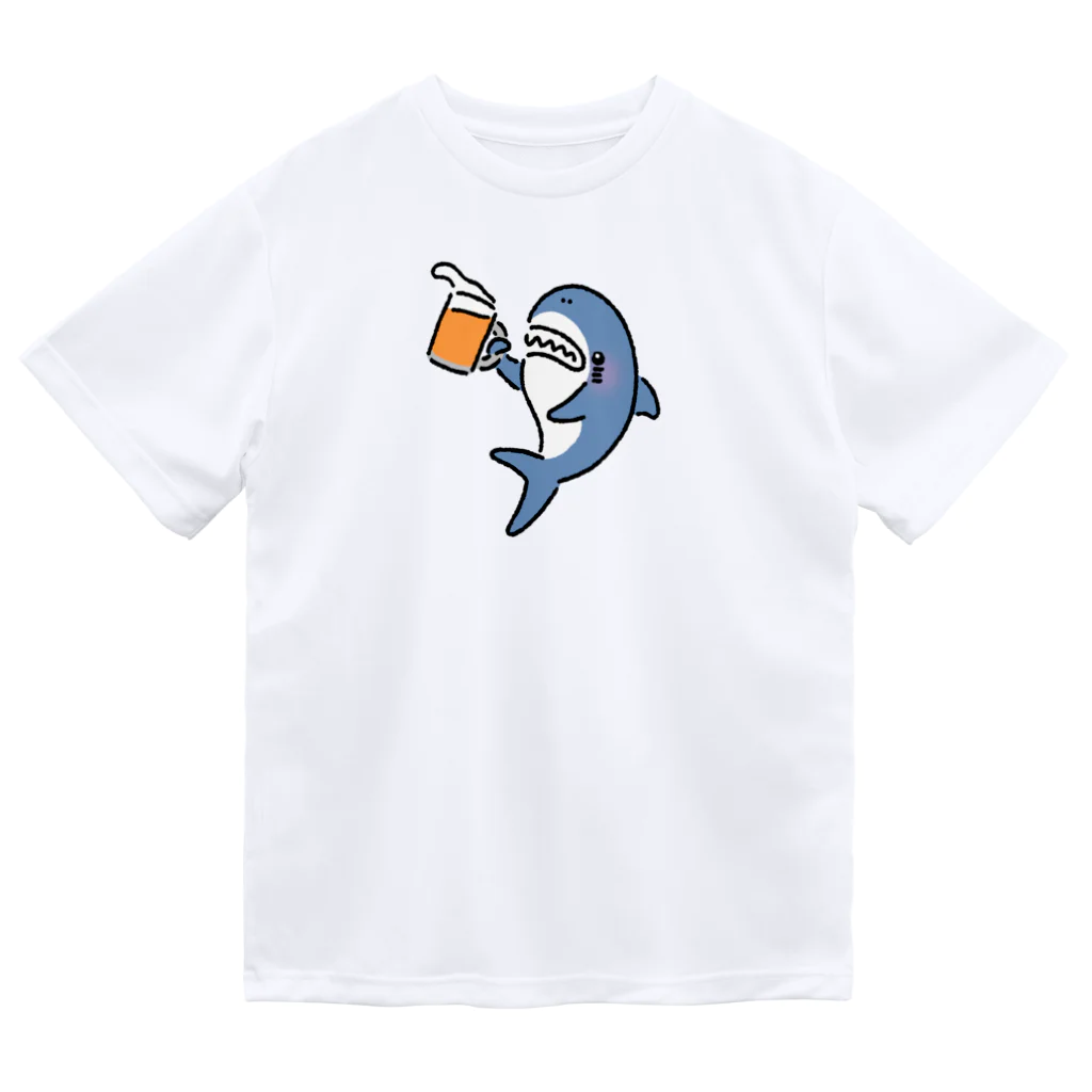 サメ わりとおもいのビールジョッキを掲げるサメ ドライTシャツ