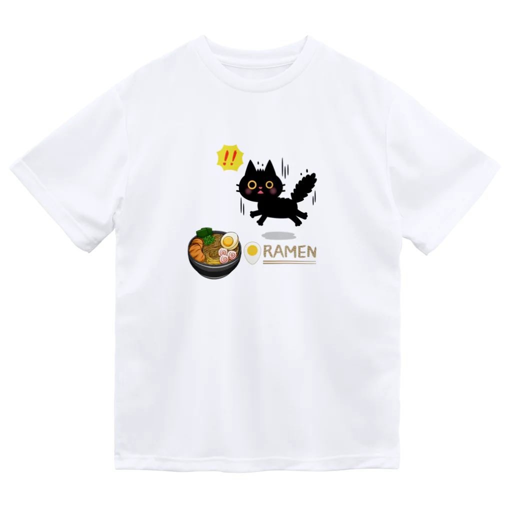 MirofuruDesignのラーメンが大好きな黒猫がラーメンを見つけて驚いている ドライTシャツ