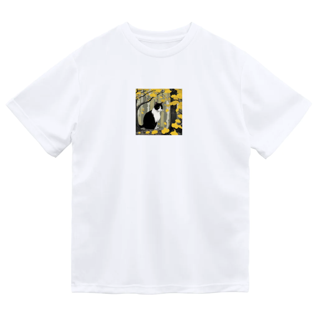 capcat1919のハチワレ白黒猫とイチョウ Dry T-Shirt