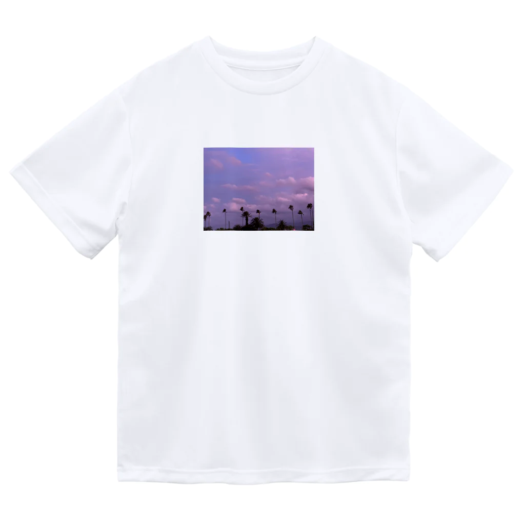 玉手箱の南国の冬空 Dry T-Shirt