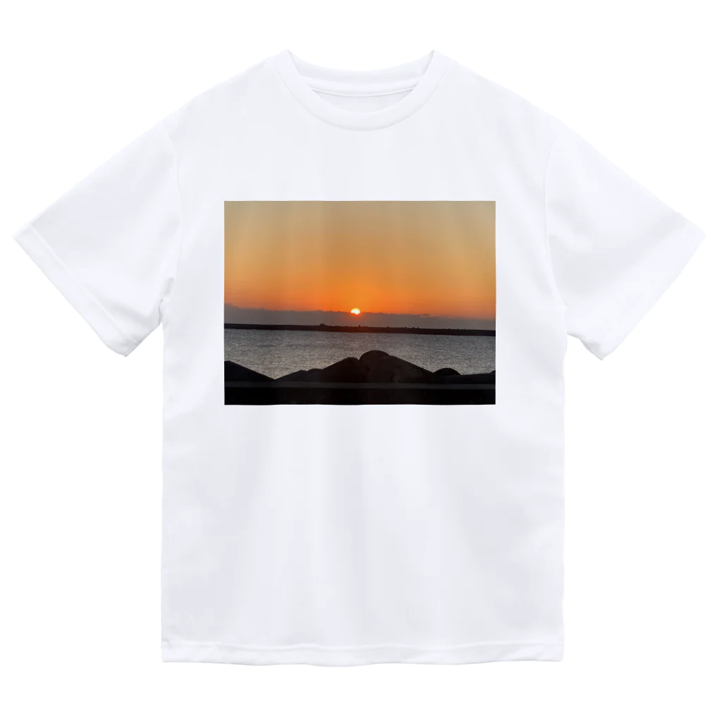 玉手箱の海に輝く朝日 Dry T-Shirt