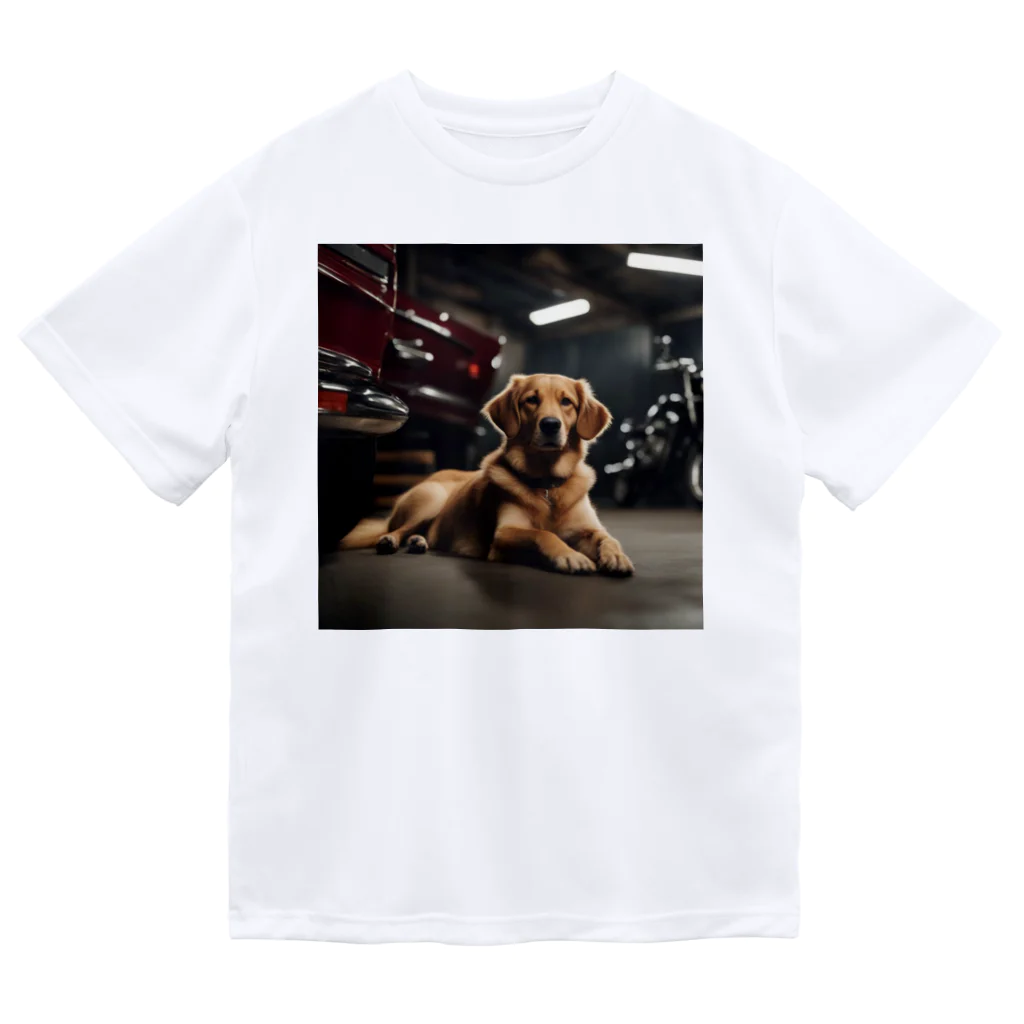 NiTiのガレージにいる犬 Dry T-Shirt