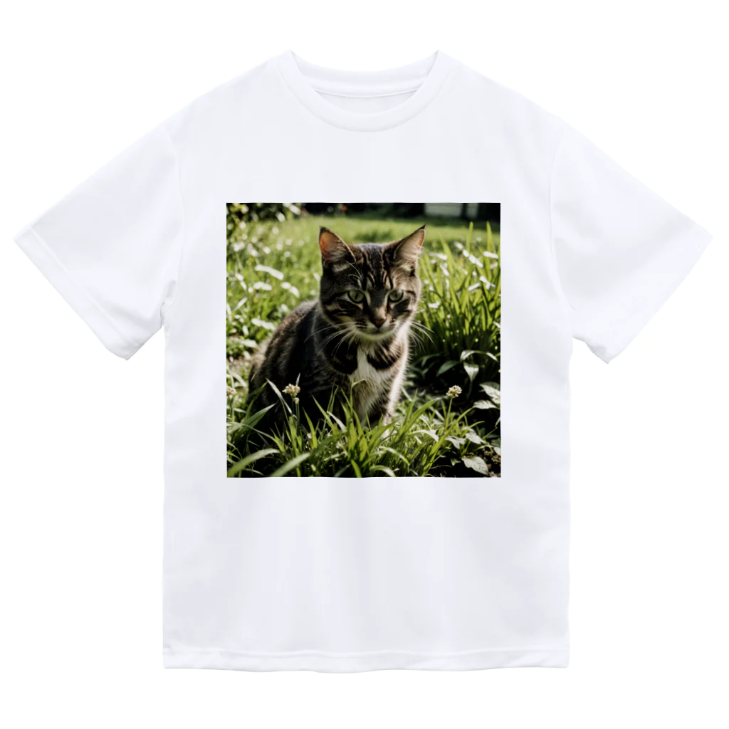 安達聖也の草むらの猫 Dry T-Shirt