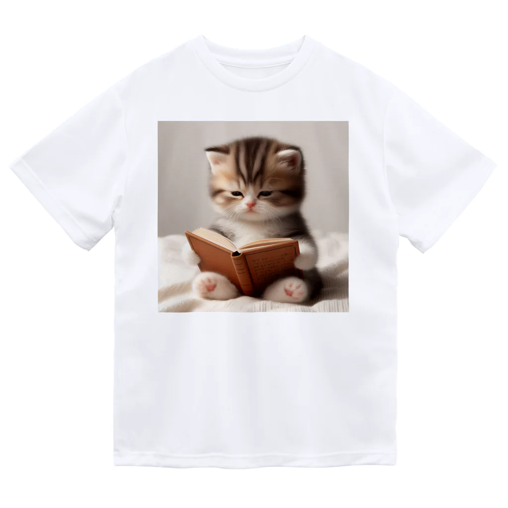 しんふぉショップの読書する赤ちゃんネコのグッズ Dry T-Shirt