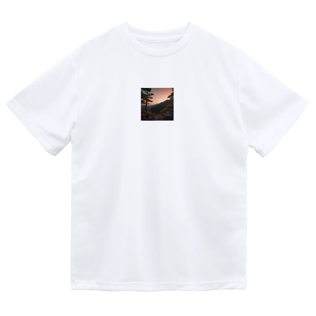 chachamaaruの夕陽が山々にそそぐ美しい光 Dry T-Shirt