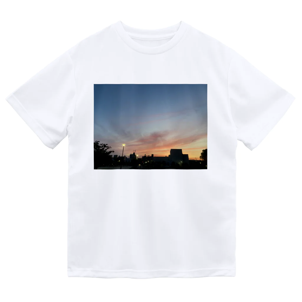 さちの部屋のとある日の夕焼け Dry T-Shirt