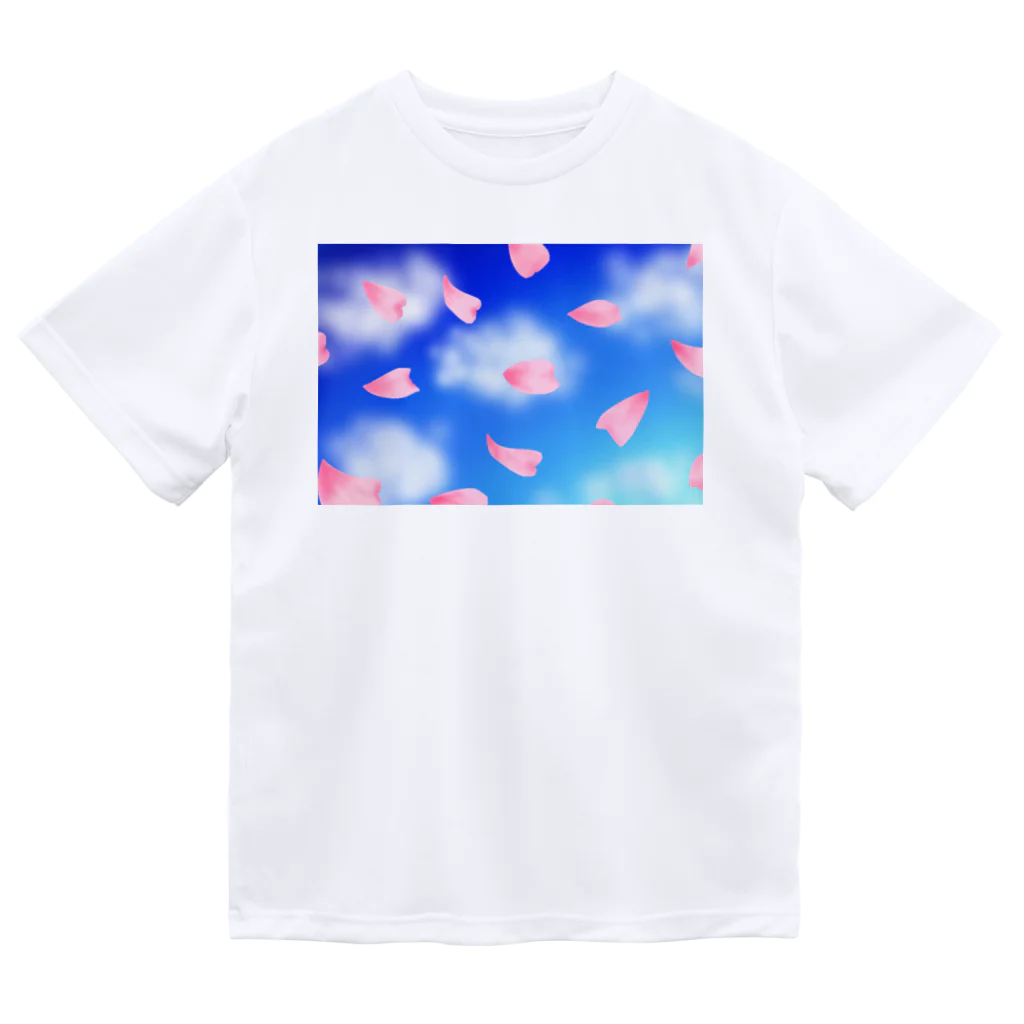 Lily bird（リリーバード）の花びらの舞う青空、浮かぶ雲 ドライTシャツ