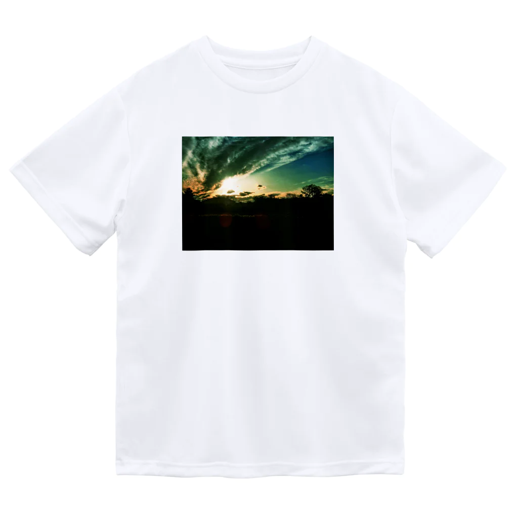 SHOPマニャガハの変わる空、変わる雲 Dry T-Shirt