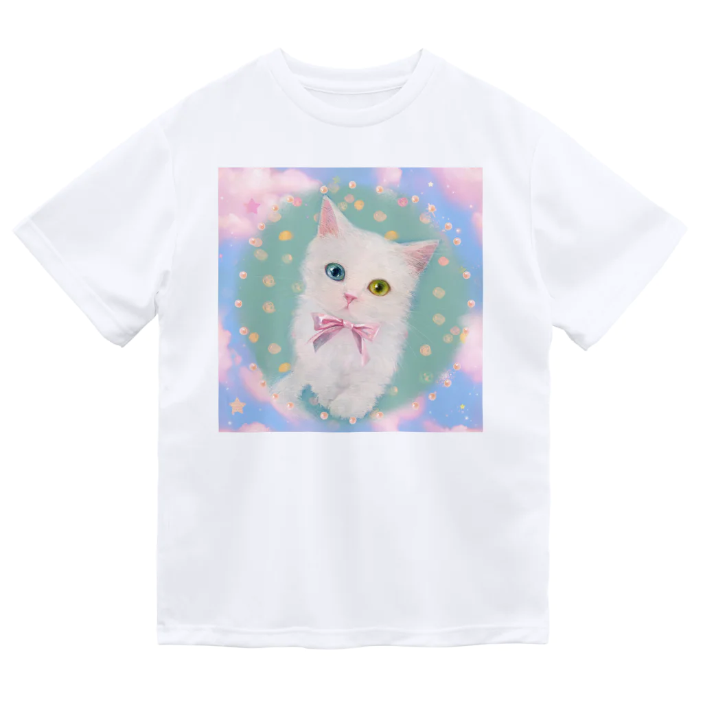 NORIMA'S SHOP のかわいいオッドアイの白い子猫と青空のイラスト Dry T-Shirt