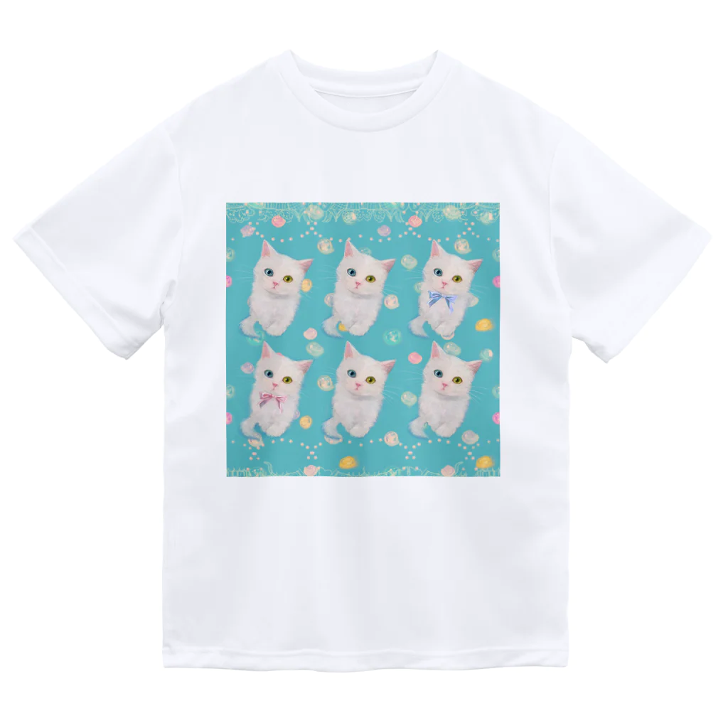 NORIMA'S SHOP の かわいいオッドアイの白い子猫と散りばめられた飴玉のイラスト ドライTシャツ