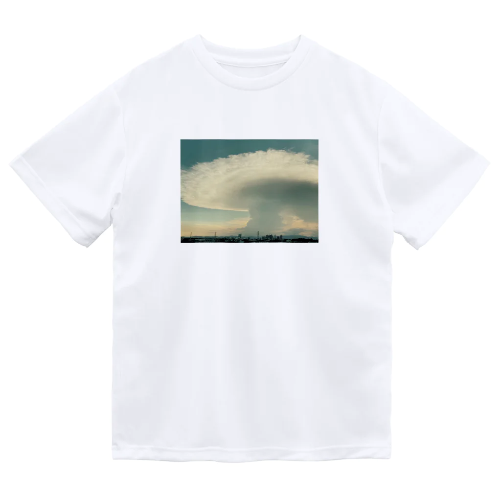 白身魚のフライのかなとこ雲 Dry T-Shirt