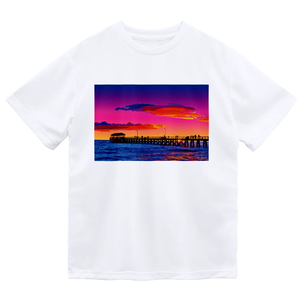 GALLERY misutawoのオーストラリア 夕暮れのヘンリービーチ桟橋 ドライTシャツ