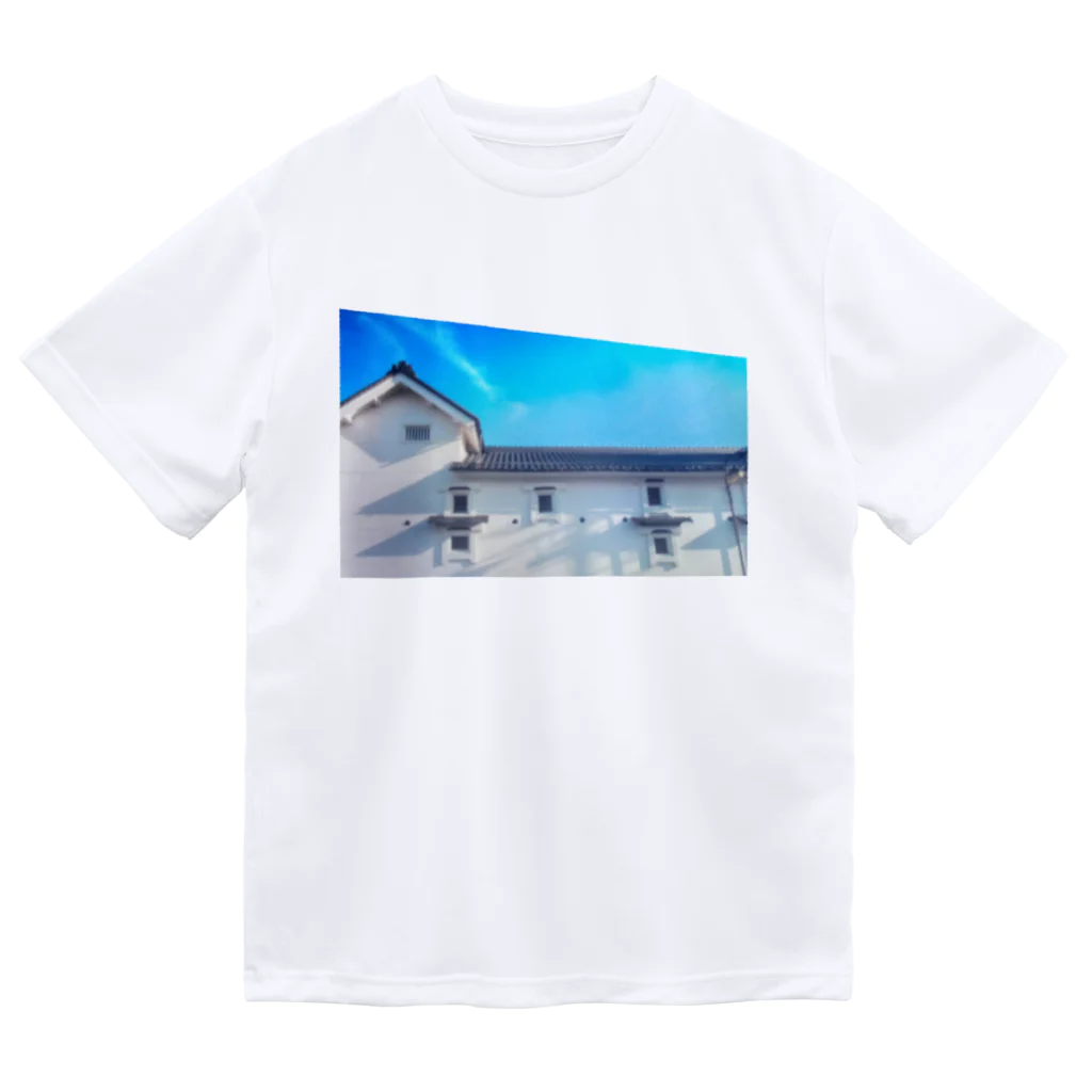 MUGURa-屋の青い空　白い壁 ドライTシャツ