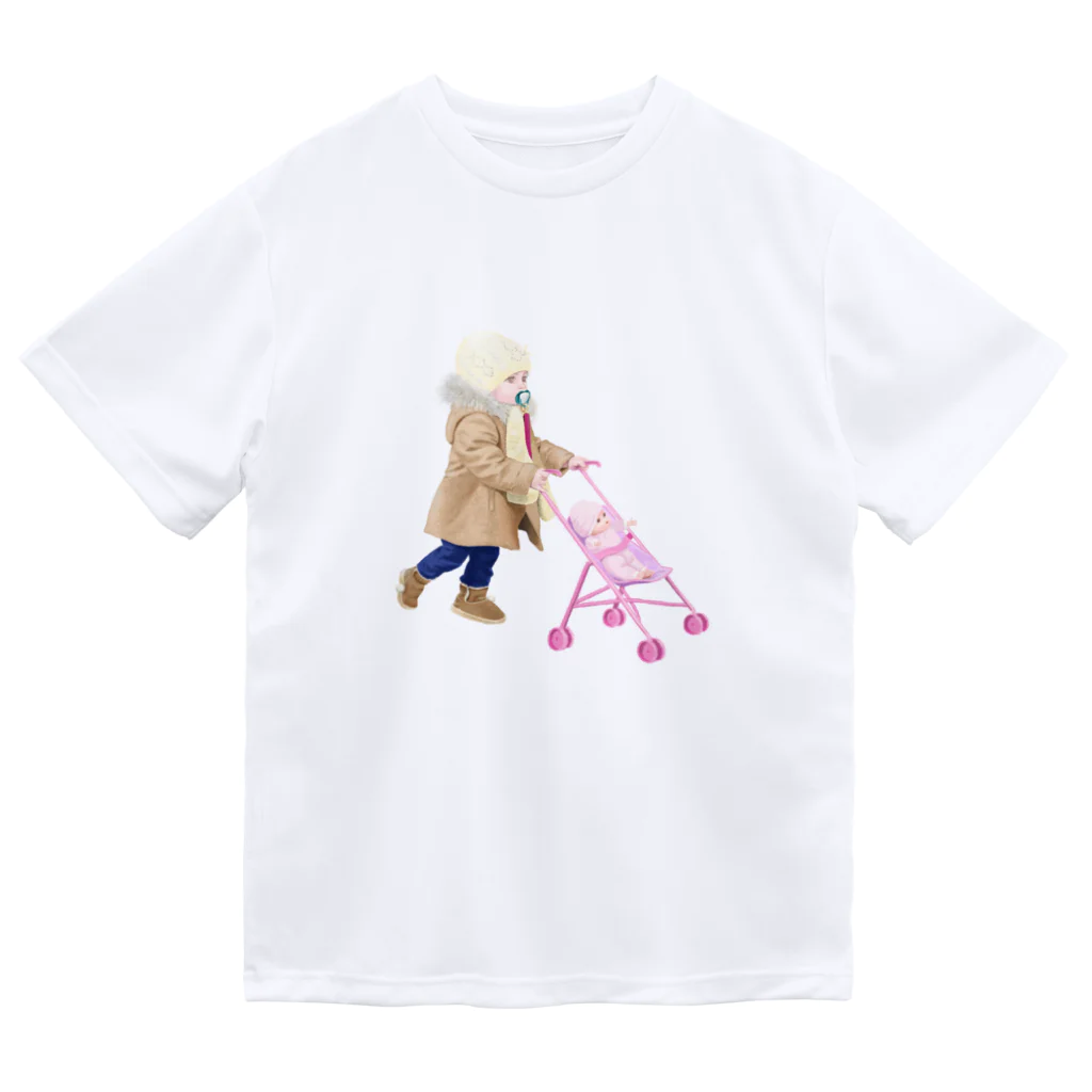 kumiparisのパリ・シャンゼリゼ通りでベビーカーを押す女の子 ドライTシャツ