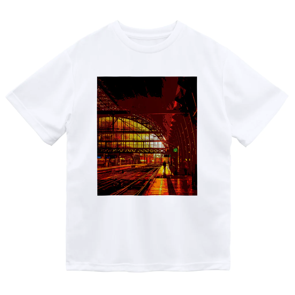 GALLERY misutawoの夕焼けに染まる駅舎 Dry T-Shirt