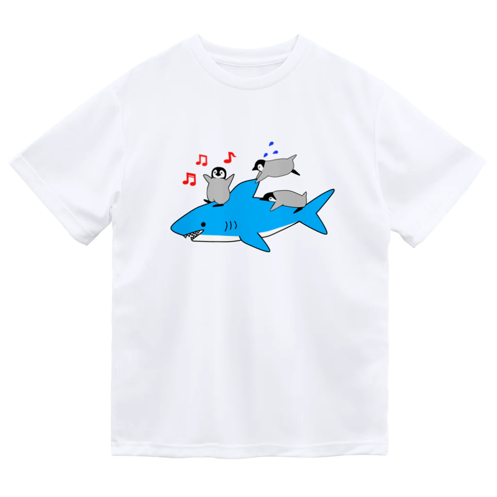 PGcafe-ペンギンカフェ-のサメと戯れるペンギンズ ドライTシャツ