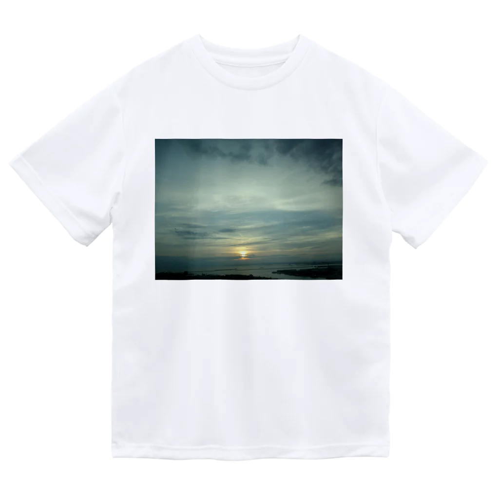空屋　sorayakusakaの201409131716000　夕暮れの釧路港 Dry T-Shirt