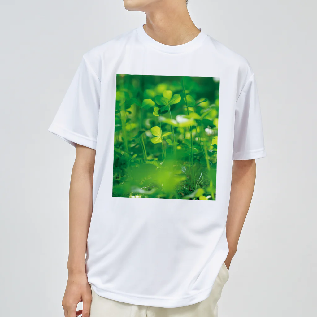 akane_art（茜音工房）の癒しの風景（クローバー） Dry T-Shirt