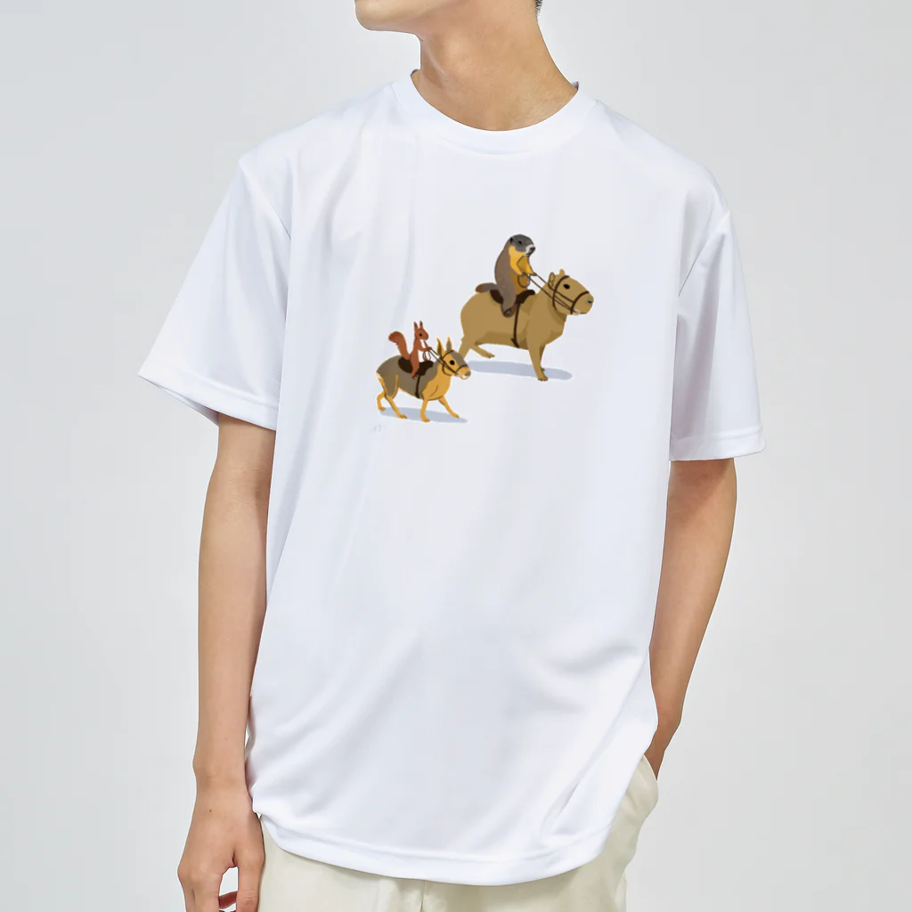 ねずりすSHOPの乗カピバラするマーモットと乗マーラするリス ドライTシャツ