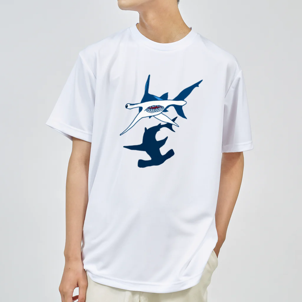 冥王星のシュモクザメ（カラー） ドライTシャツ