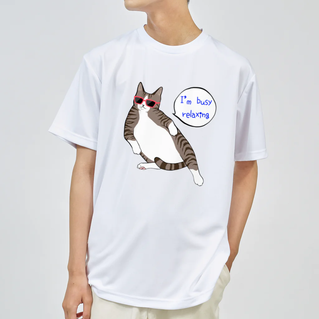 mayon's animal shopのはちわれ猫　のんびりするのに忙しい Dry T-Shirt