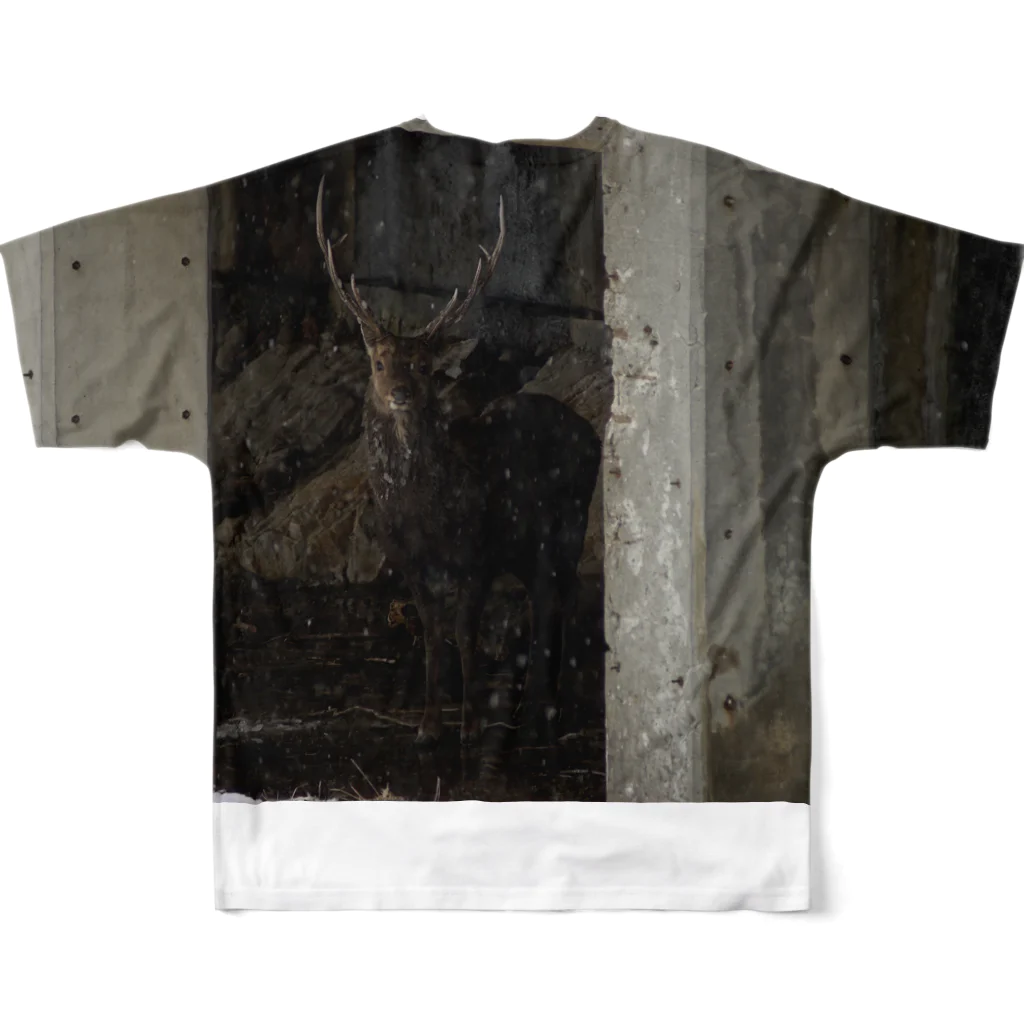 ベアーズ&サーモンの鹿の守護 All-Over Print T-Shirt :back