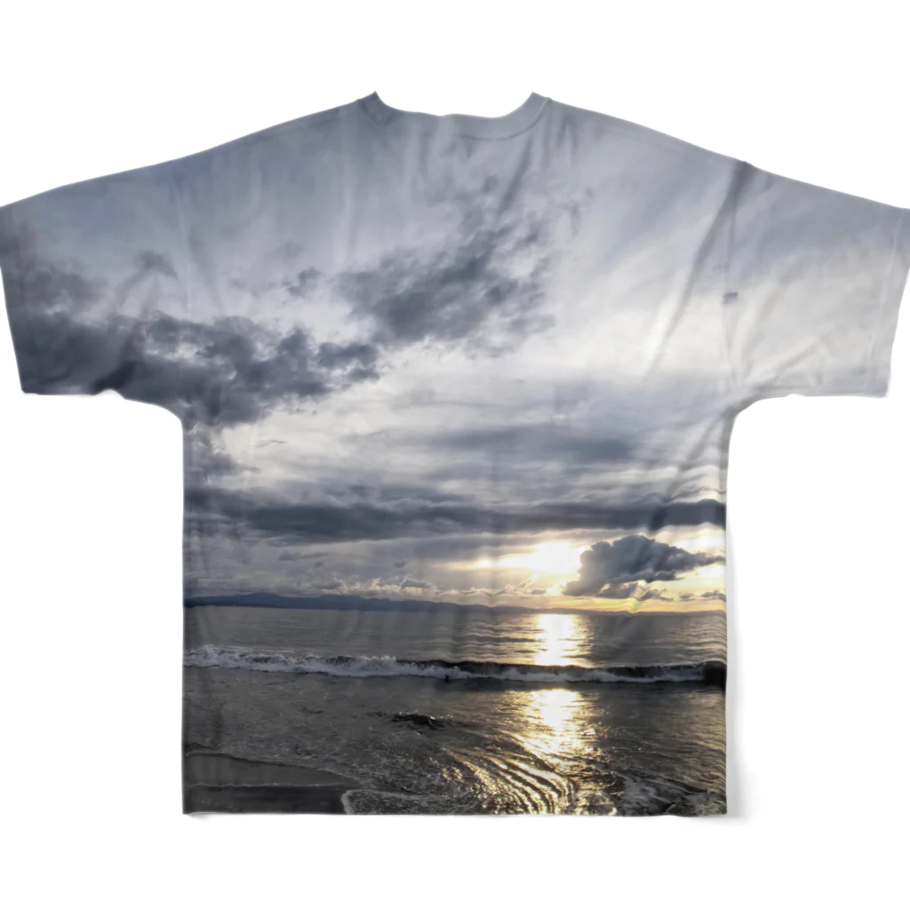 kouji-komatsuの片瀬海岸の夕陽-20221124 フルグラフィックTシャツの背面