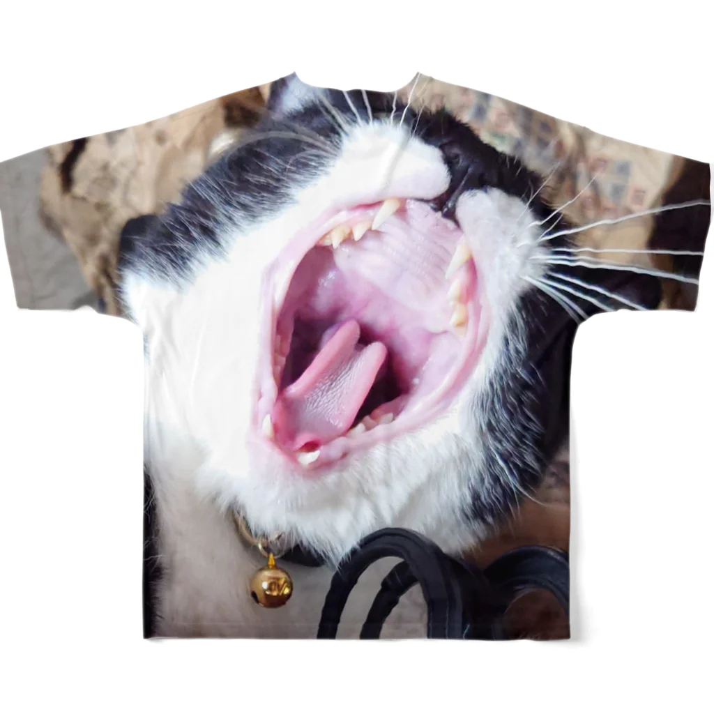 ねこのミリちゃんのじっと見つめるミリちゃん フルグラフィックTシャツの背面