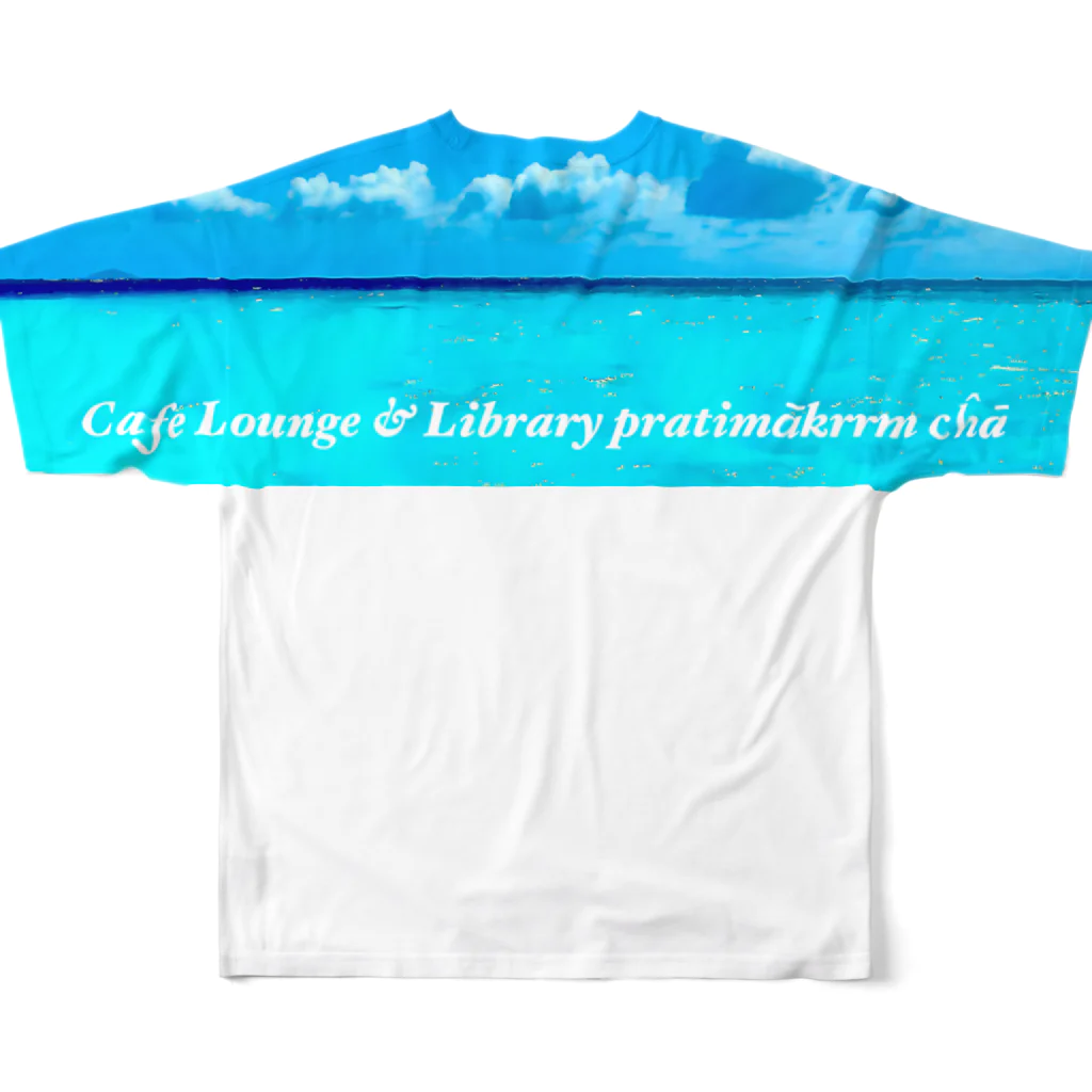 Cafe Lounge & Library pratimākrrm cĥā -ゆるやかな彫刻-の池間ブルー フルグラフィックTシャツの背面