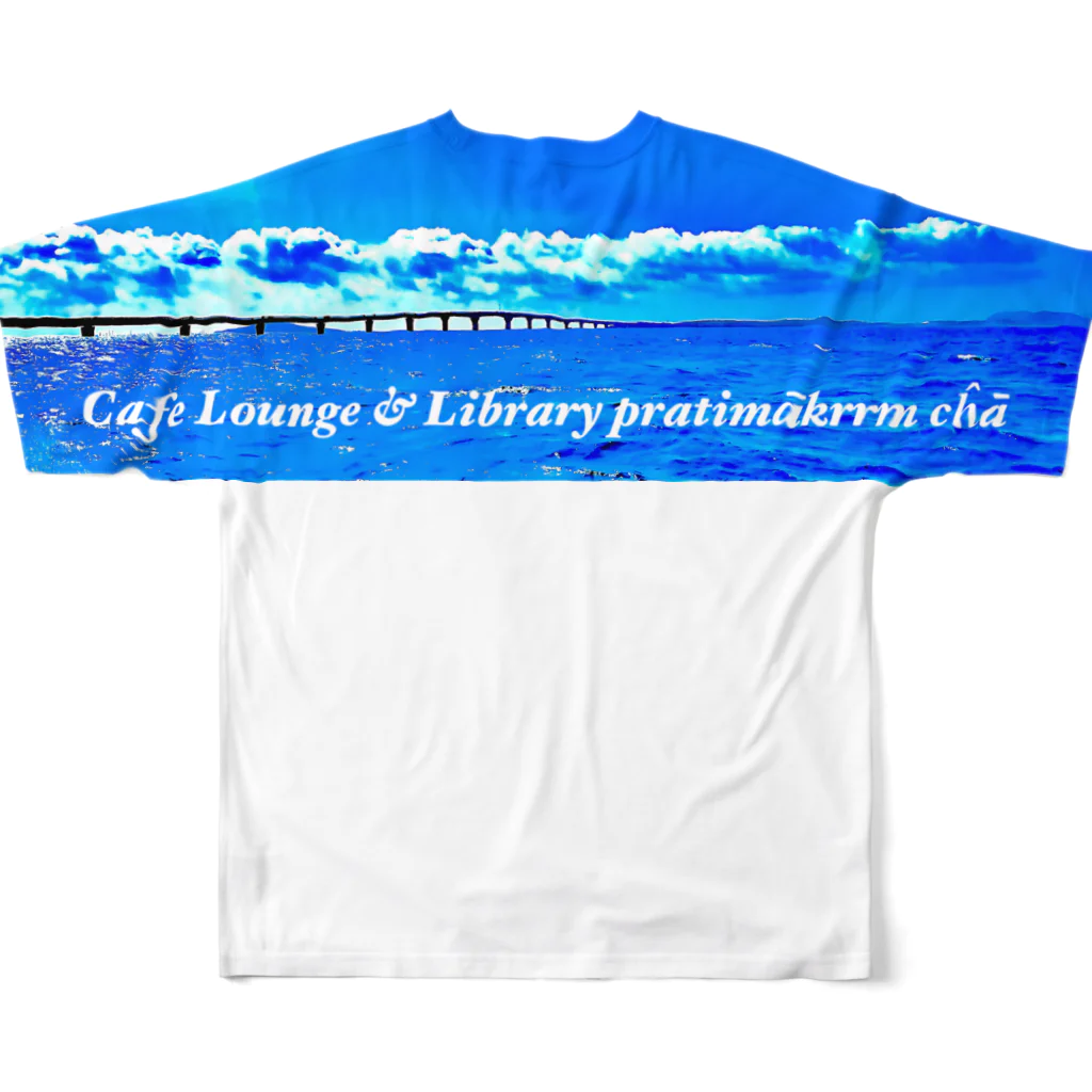 Cafe Lounge & Library pratimākrrm cĥā -ゆるやかな彫刻-のゆるやかな海空〜池間大橋 All-Over Print T-Shirt :back