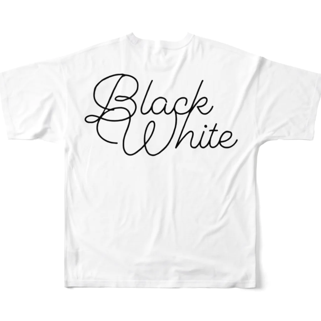 ブラックホワイトの背面タイヤに立つ女性 All-Over Print T-Shirt :back