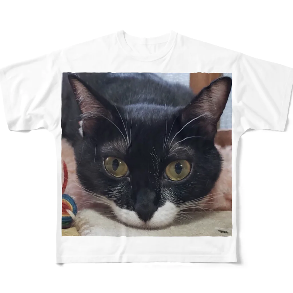 ねこのミリちゃんのじっと見つめるミリちゃん All-Over Print T-Shirt