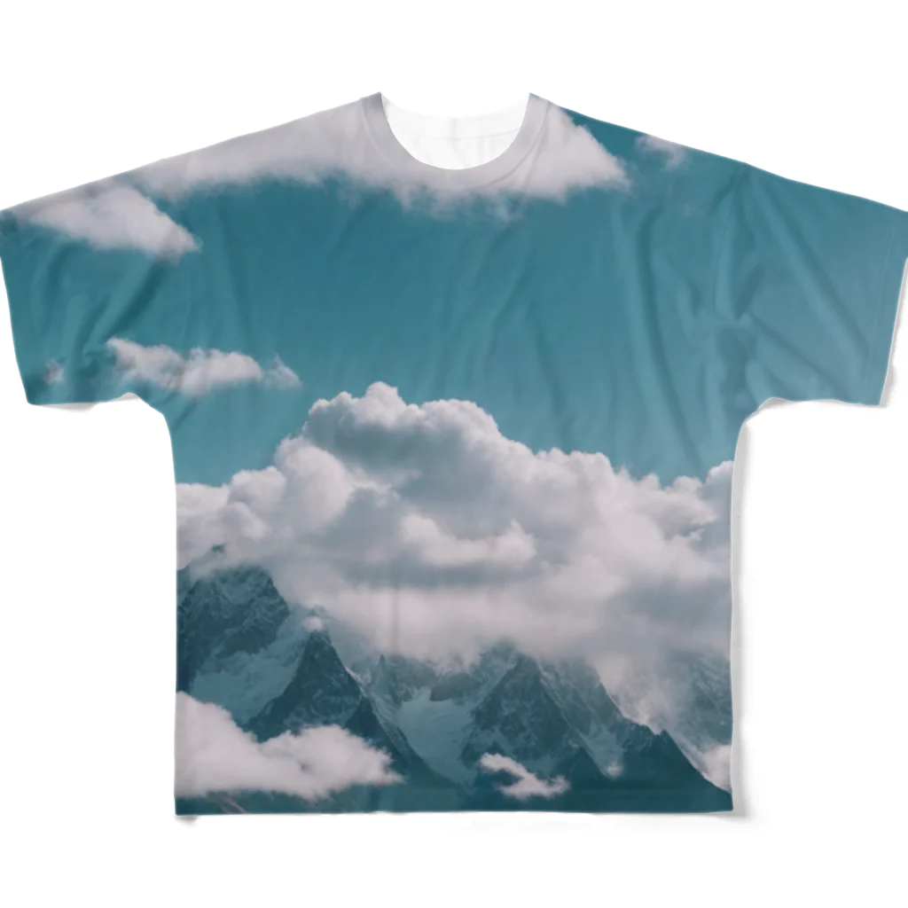 Hi-makiの雲が高い峰々に包まれ、一面に広がる山岳地帯 All-Over Print T-Shirt