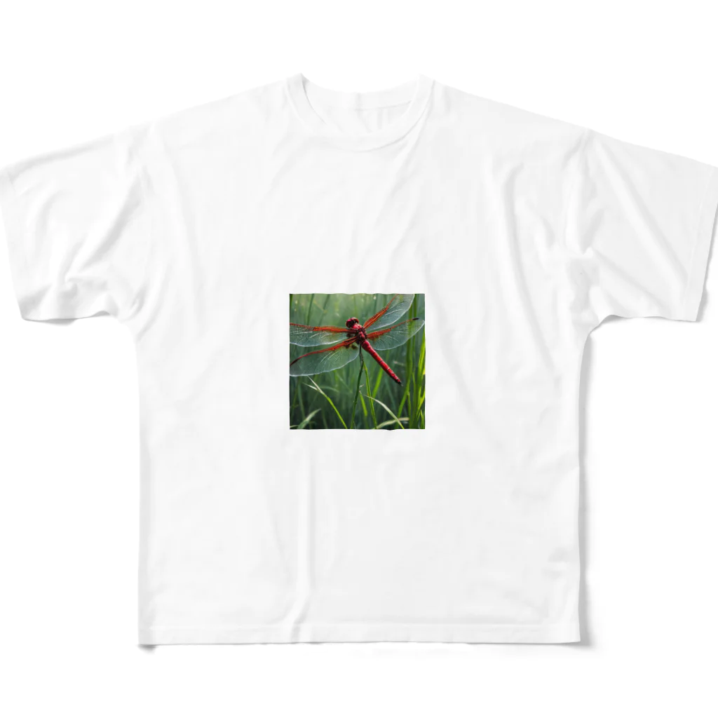 Sunbathingのススキの葉に隠れる赤トンボ All-Over Print T-Shirt