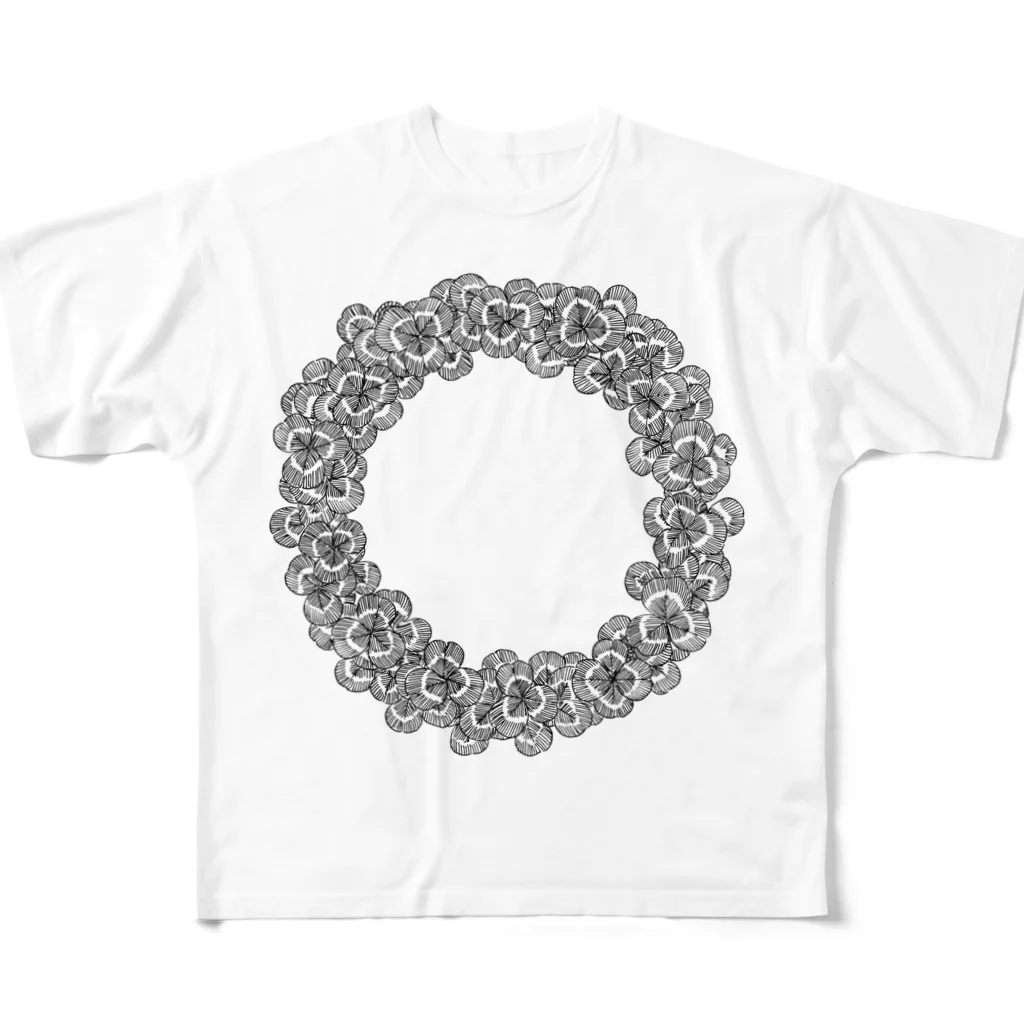 Quccoのクローバーリース All-Over Print T-Shirt