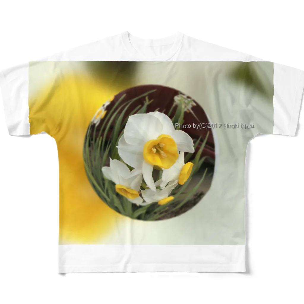 hiroki-naraの光景　sight735　水仙 花 FLOWERS　　宙玉（そらたま） All-Over Print T-Shirt