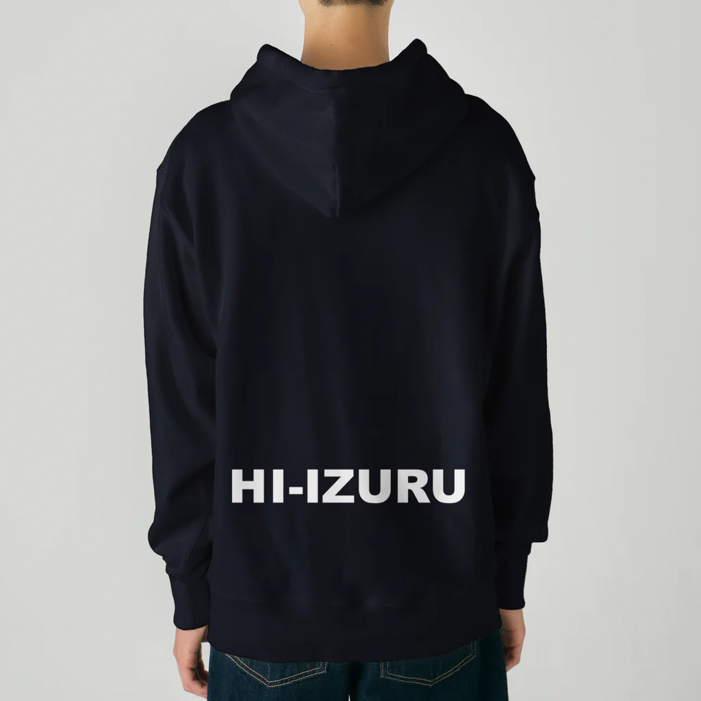 HI-IZURUのHI-IZURU（白文字）ロゴマーク　背面にHIｰIZURU（白文字）　ヘビーウェイトパーカー（濃色仕様） ヘビーウェイトパーカー