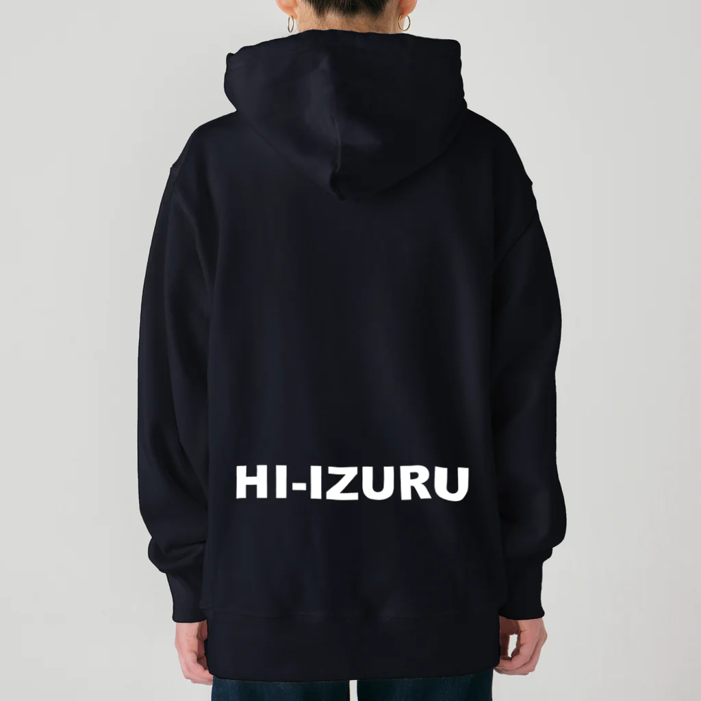 HI-IZURUのHI-IZURU（白文字）ロゴマーク　背面にHIｰIZURU（白文字）　ヘビーウェイトパーカー（濃色仕様） ヘビーウェイトパーカー