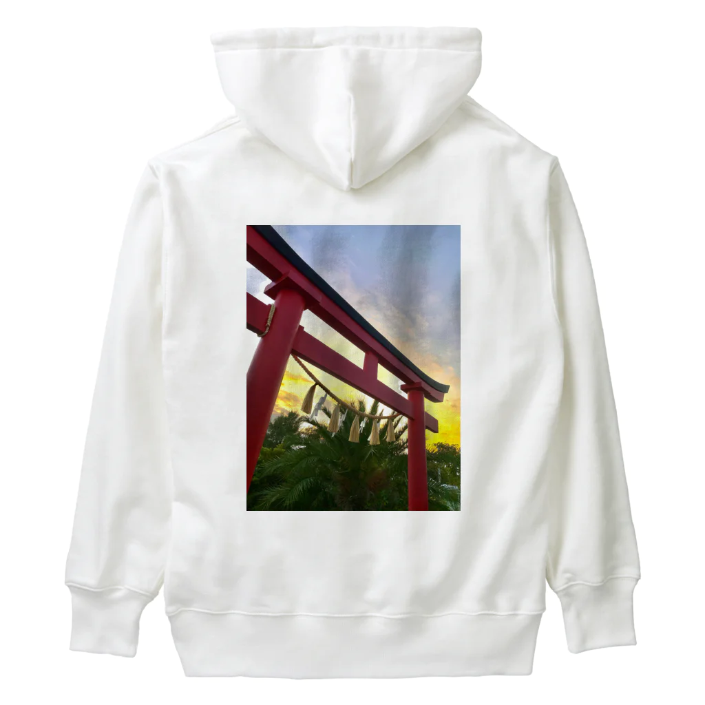 kayuuの夕陽に映える紅色の鳥居 Heavyweight Hoodie