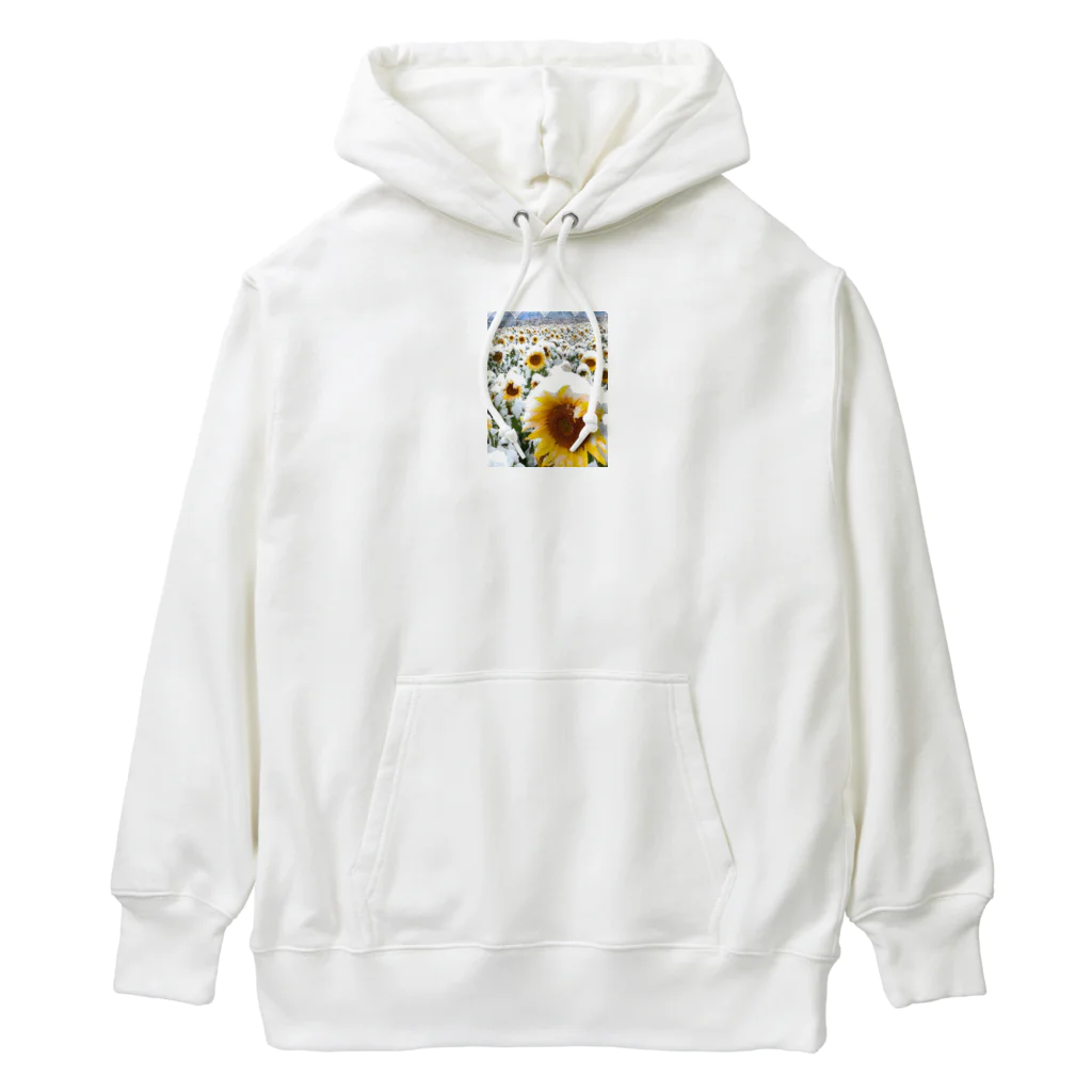 kazu_gの季節外れの雪の中のに咲く、季節外れのヒマワリ Heavyweight Hoodie