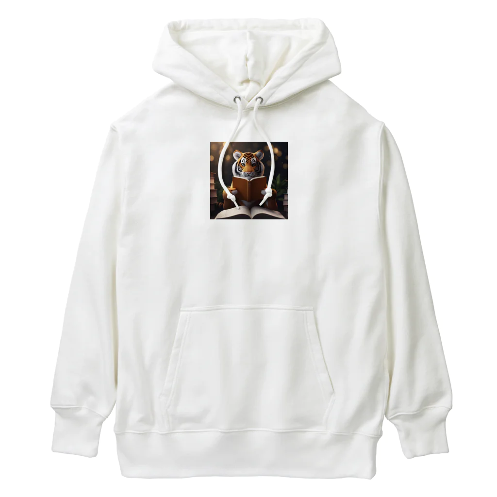 クロスクリエイティブの本を読んでいるトラ Heavyweight Hoodie