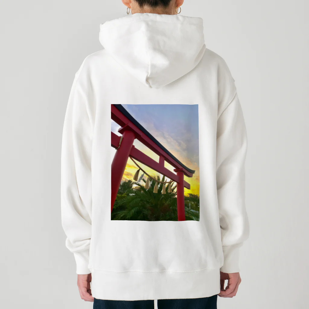 kayuuの夕陽に映える紅色の鳥居 Heavyweight Hoodie