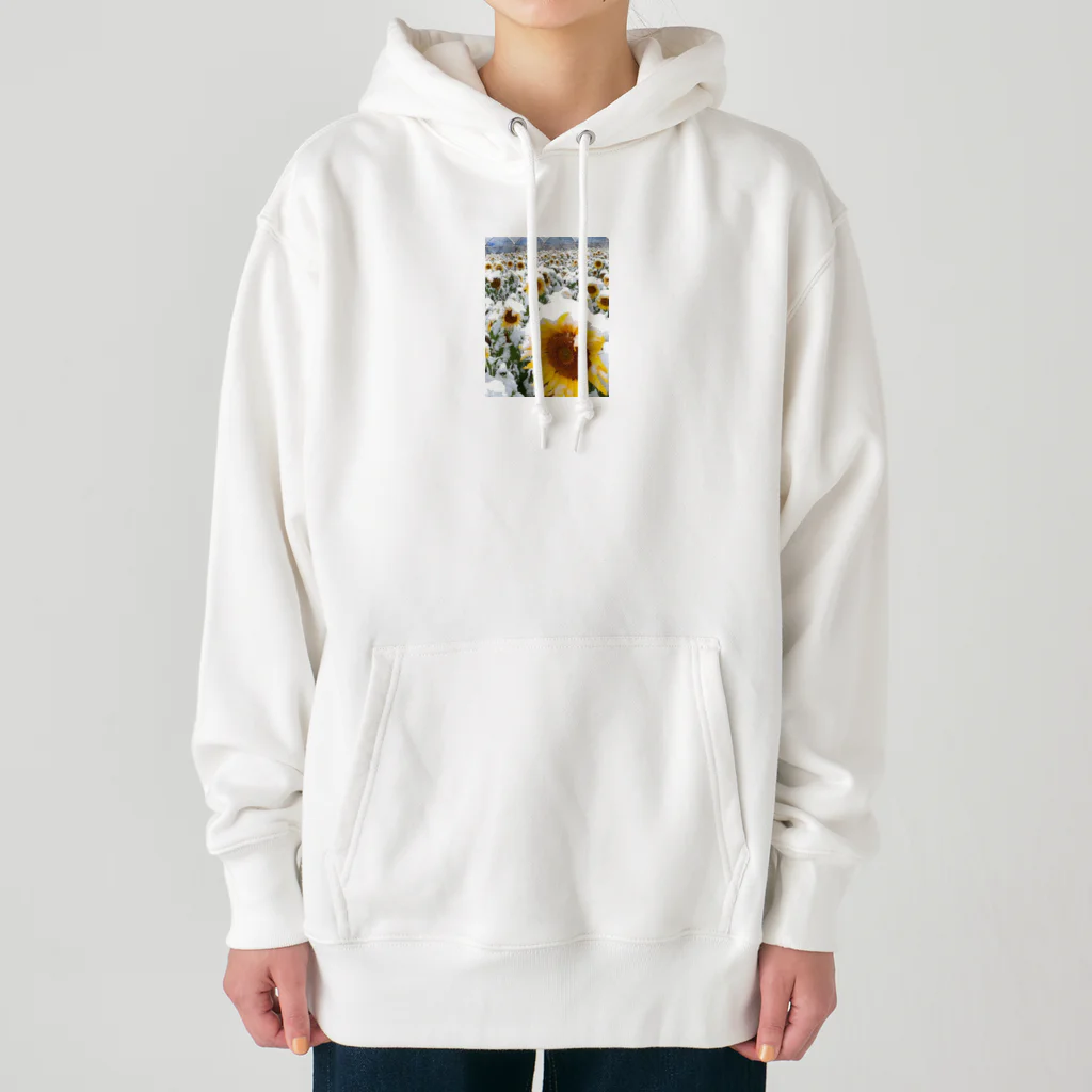 kazu_gの季節外れの雪の中のに咲く、季節外れのヒマワリ Heavyweight Hoodie