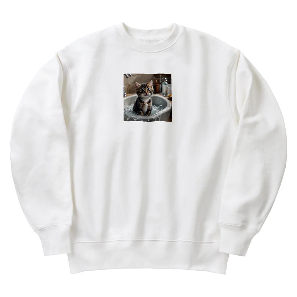 森の雑貨屋の洗面器で遊んでいる子猫 Heavyweight Crew Neck Sweatshirt