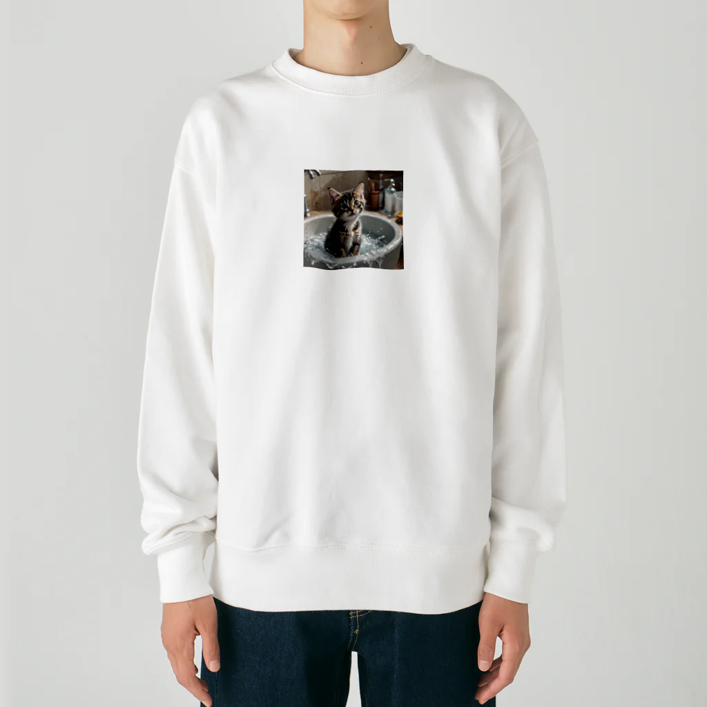 森の雑貨屋の洗面器で遊んでいる子猫 Heavyweight Crew Neck Sweatshirt