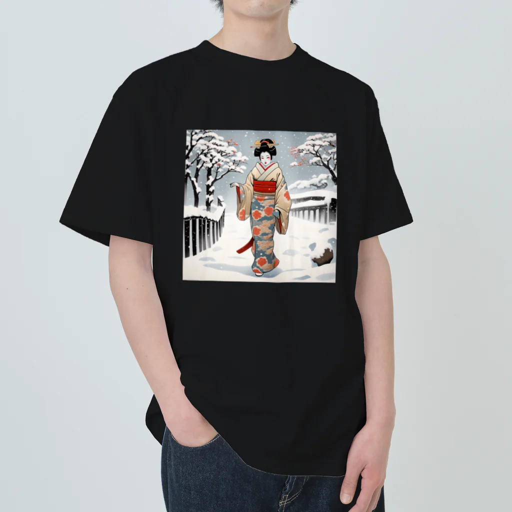 日本の風景 COOL JAPANの日本の風景、冬雪降る中を歩く舞妓さん　MAIKO walking in the snow ヘビーウェイトTシャツ